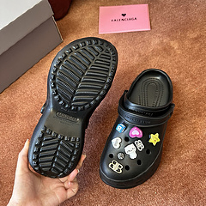 Ba*len*cia*ga Sandals