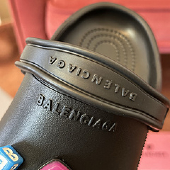 Ba*len*cia*ga Sandals