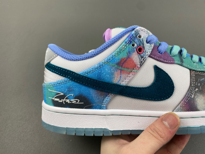 futura laboratories x nike sb dunk low hf6061-400