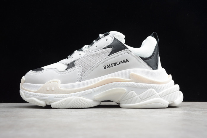 Ba*len*cia*ga triple s w09o5 9026