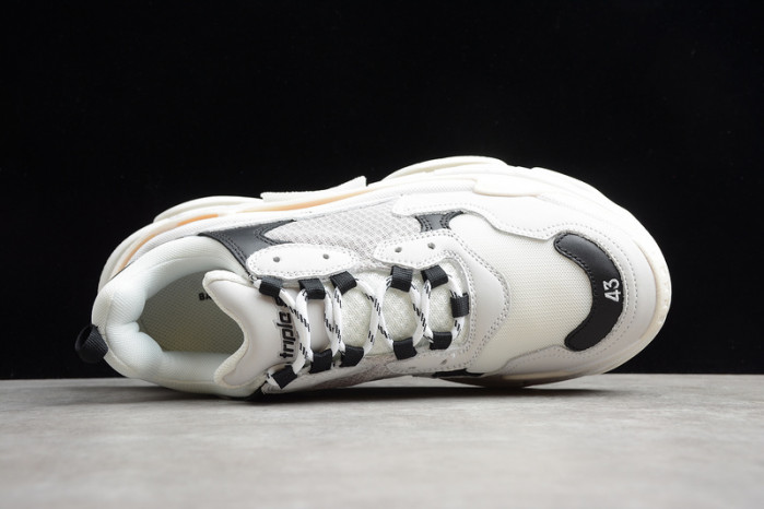 Ba*len*cia*ga triple s w09o5 9026
