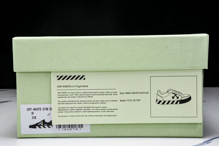 Off-White c/o Virgil Abloh