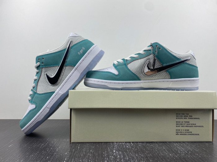 nike dunk low april skateboards fd2562-400